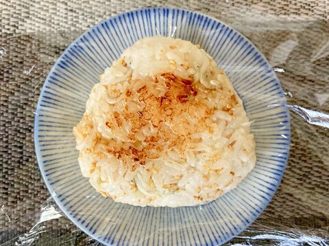 フライパンで しらすとごまのだし入り焼きおにぎり